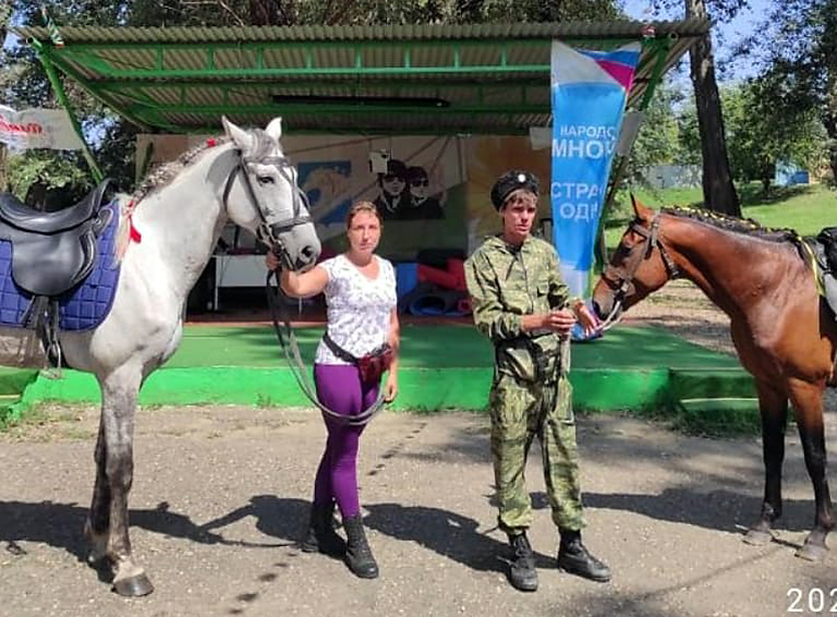 Конные прогулки в подарок белореченской молодежи от казаков Рязанского ХКО