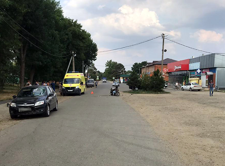 После ДТП в станице Рязанской водитель скутера с открытым переломом ноги доставлен в ЦРБ города Белореченска