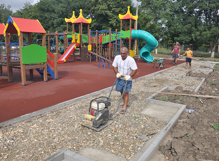 Чудесные черты будущего парка уже угадываются по первой установленной детской площадке