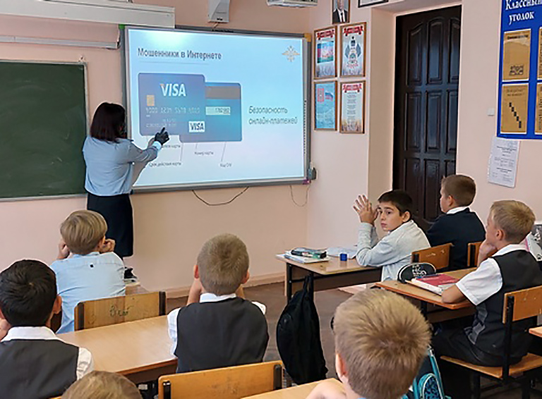 В преддверии Дня Интернета сотрудники полиции совместно с общественниками провели в школе №2 города Белореченска правовые уроки киберграмотности