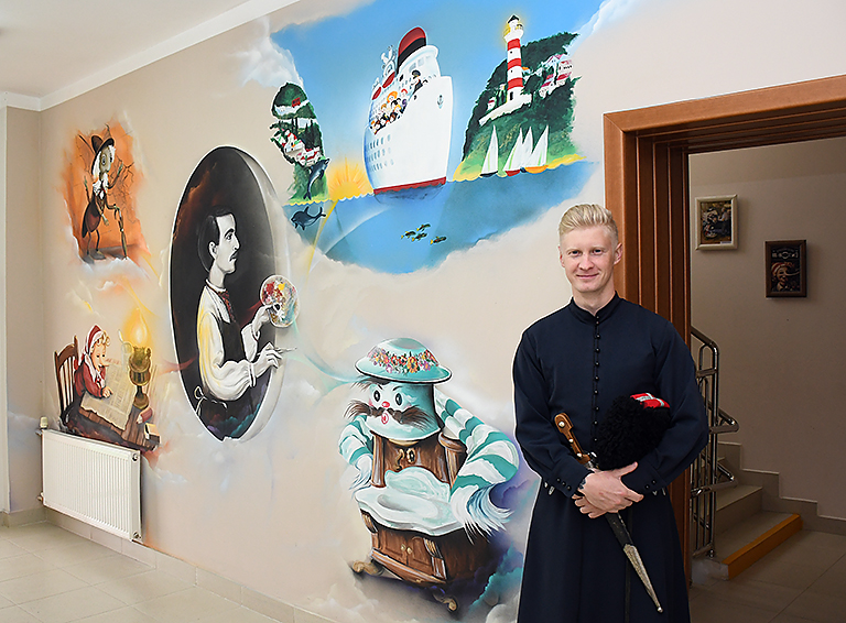 День рождения нашего знаменитого земляка, художника Владимира Вторенко креативно отметили в детском саду «Радуга»