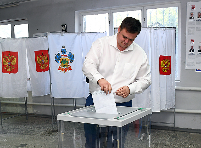Глава Белореченска Александр Абрамов первым проголосовал на избирательном участке 06-14