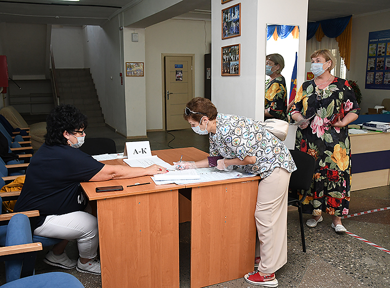 Второй день голосования. Многолюдно на участке 06-26 в поселке Южном Белореченского района