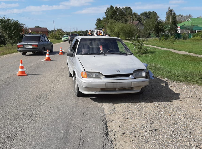 В Белореченском районе водитель и несовершеннолетняя пассажирка электросамоката пострадали при столкновении с легковым автомобилем
