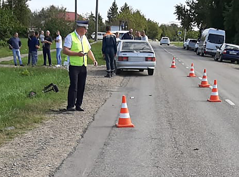 В Белореченском районе водитель и несовершеннолетняя пассажирка электросамоката пострадали при столкновении с легковым автомобилем