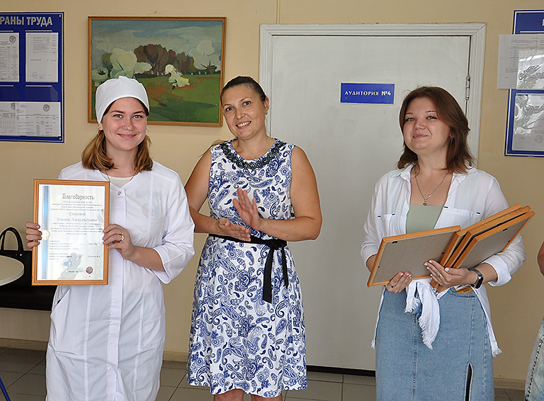 Волонтёры Белореченского медколледжа помогли снизить нагрузку на пункт вакцинации