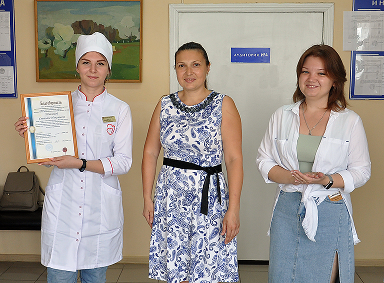 Волонтёры Белореченского медколледжа помогли снизить нагрузку на пункт вакцинации