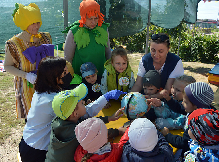 Зеленая аллея в сказочном лесу – подарок детскому саду от белореченских полицейских
