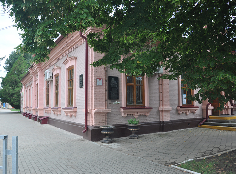 Здание Детской музыкальной школы является архитектурным памятником. Дом купца Иконникова был построен в 1907 году