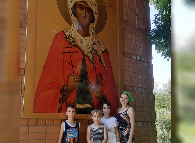Анастасия Дегтярёва с юными участниками Крестного хода в День памяти святых царственных мучеников