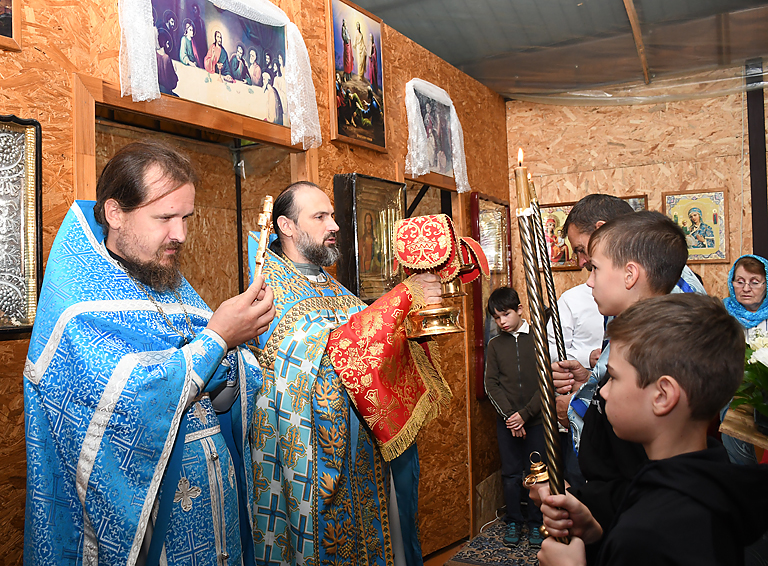 Праздничную литургию служат протоиерей Андрей Майданников и иерей Василий Яхно