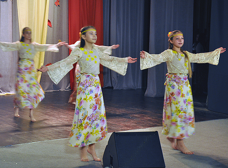 Замечательным концертом поздравили учителей белореченские артисты на торжественном мероприятии в Районном доме культуры