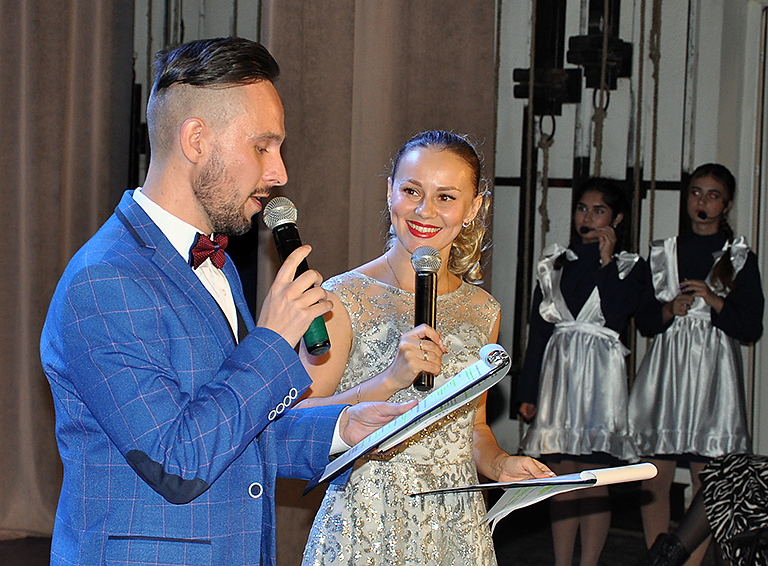 Замечательным концертом поздравили учителей белореченские артисты на торжественном мероприятии в Районном доме культуры