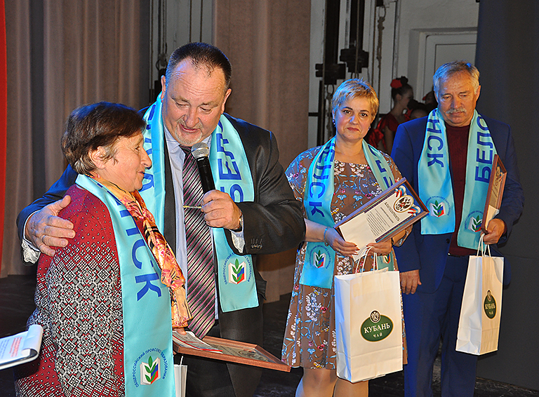 Медаль директору новогурийской школы Ольге Киркоровой от белореченского профсоюза за успехи в образовании