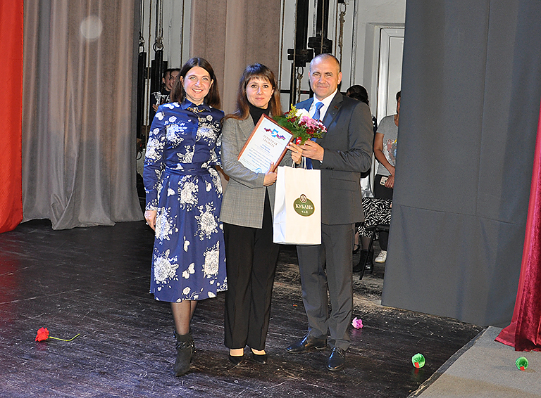 За добросовестный труд, высокие достижения и профессионализм белореченским учителям вручили Грамоты главы района