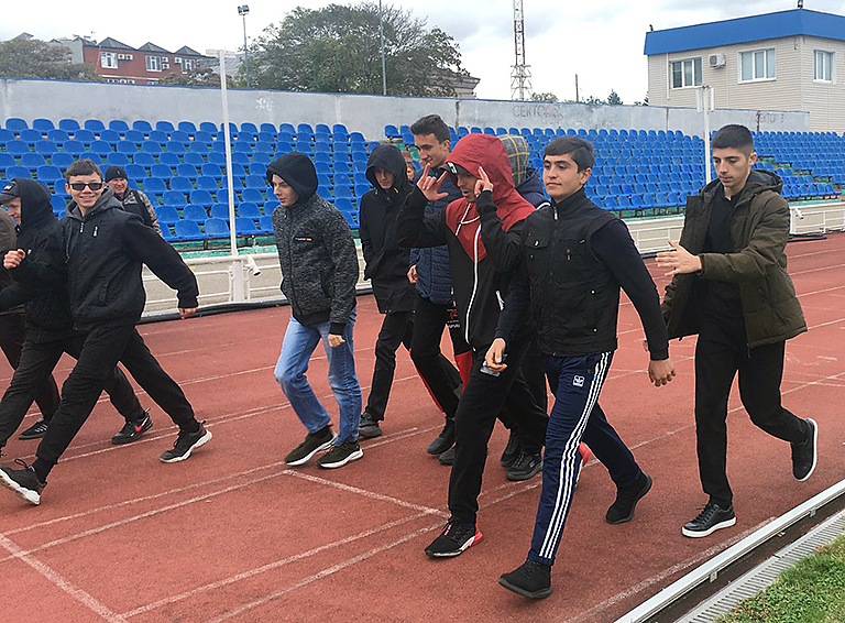 Белореченские студенты спортивным мероприятием отпраздновали День ходьбы