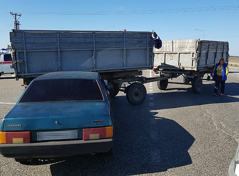 В Белореченском районе на Гиагинском перекрестке столкнулись автомобиль «ВАЗ 21099» и трактор МТЗ с двумя прицепами