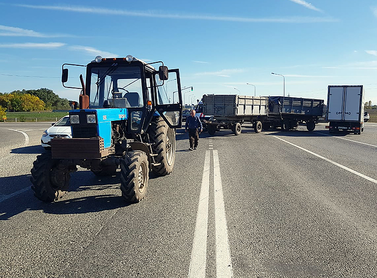 В Белореченском районе на Гиагинском перекрестке столкнулись автомобиль «ВАЗ 21099» и трактор МТЗ с двумя прицепами