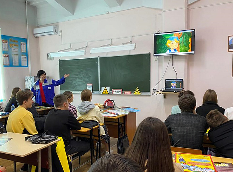 Энергетики напомнили студентам Краснодарского кооперативного техникума об электробезопасности и энергосбережении