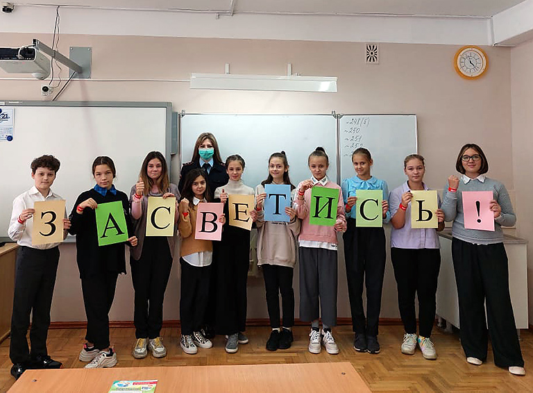 В преддверии осенних каникул сотрудники Госавтоинспекции провели с белореченскими гимназистами акцию «Засветись!»