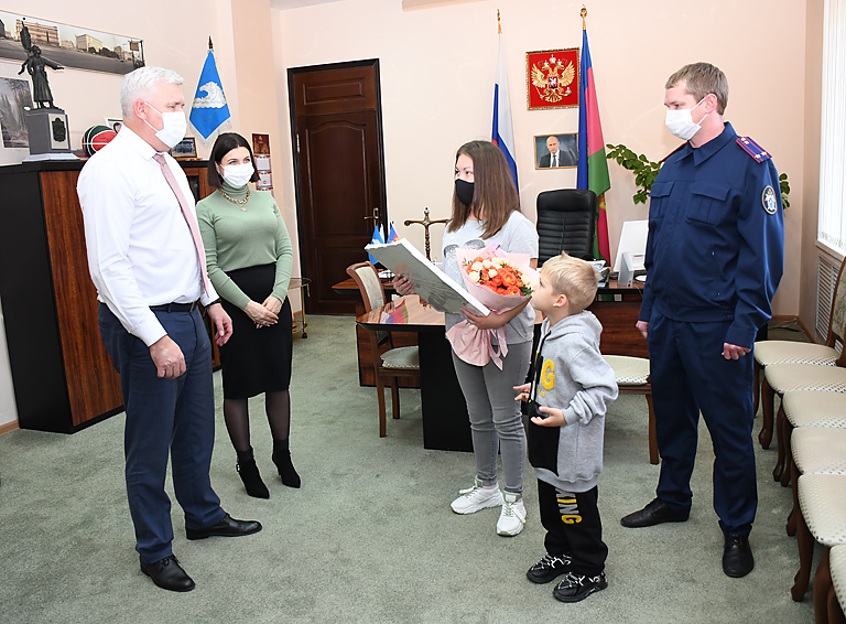 Глава района Александр Шаповалов вручил ключи от квартиры счастливым новосёлам Валентине Баль и её сыну Дамиру