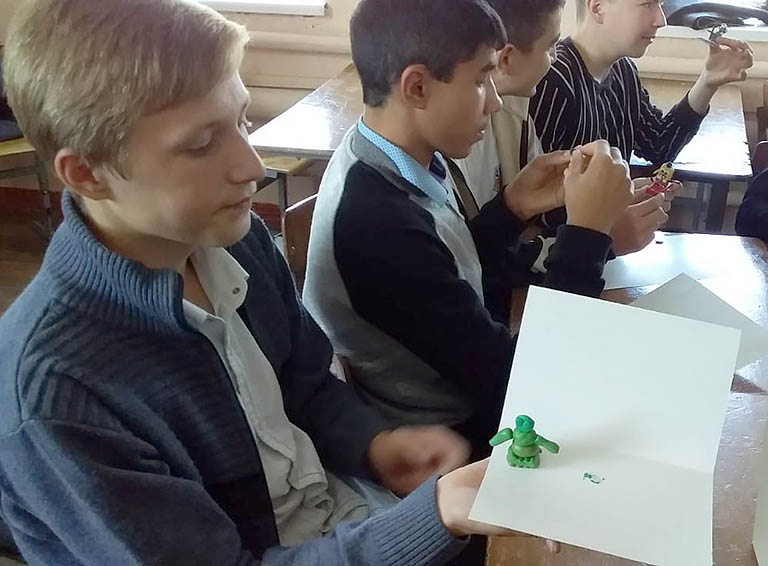 Девятиклассники школы №15 поселка Верхневеденеевского разгрузили эмоции и прошли курс пластилинотерапии