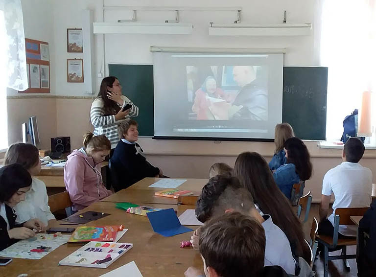 Девятиклассники школы №15 поселка Верхневеденеевского разгрузили эмоции и прошли курс пластилинотерапии