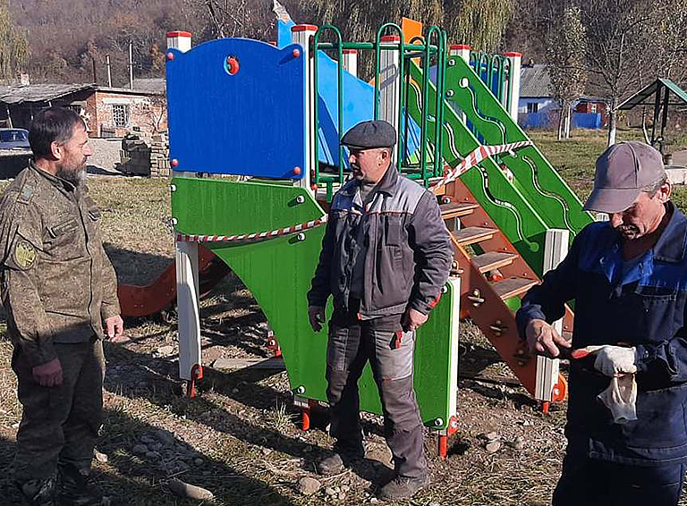По инициативе пшехского казака Левана Картава в хуторе Фадеевском установлена детская площадка