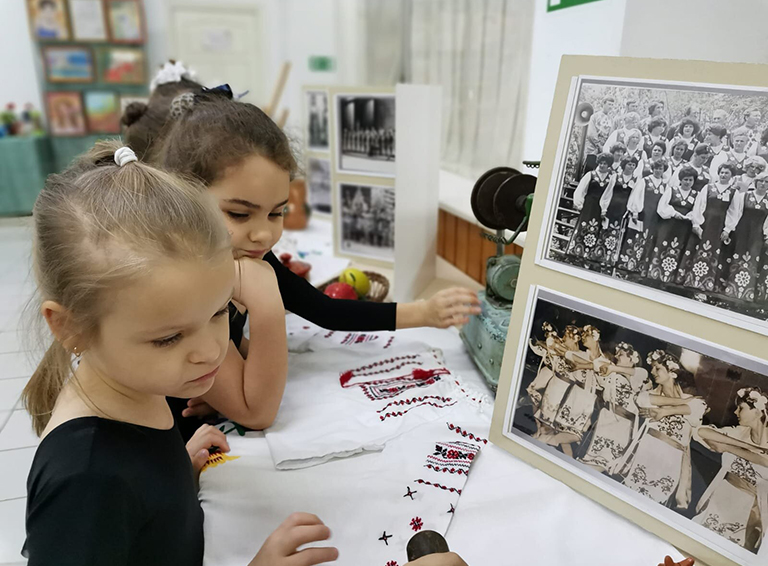 Сотрудники Белореченского музея организовали тематическую выставку ко Дню матери