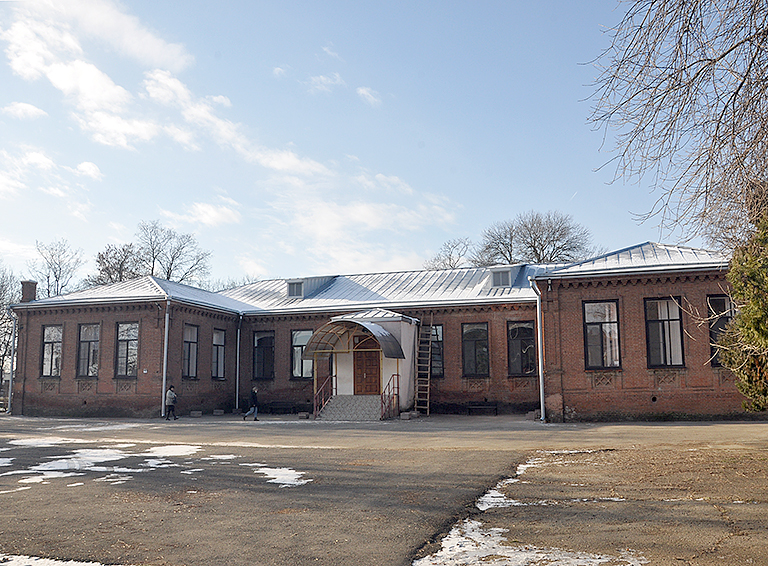 В старом здании белореченской школы №2 торжественно отметили завершение реконструкции кровли по историческим технологиям
