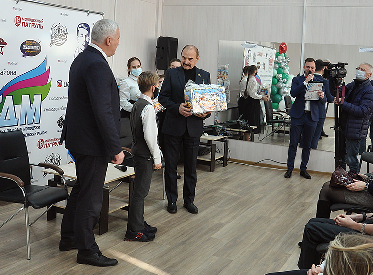 Талантливым белореченским детям вручили подарки в молодежно-спортивном центре