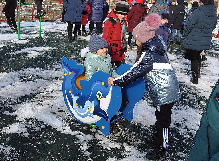 Сегодня в поселке Молодёжном торжественно открыли долгожданную детскую игровую площадку
