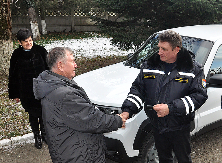 Белореченским спасателям вручили ключи от нового автомобиля повышенной проходимости