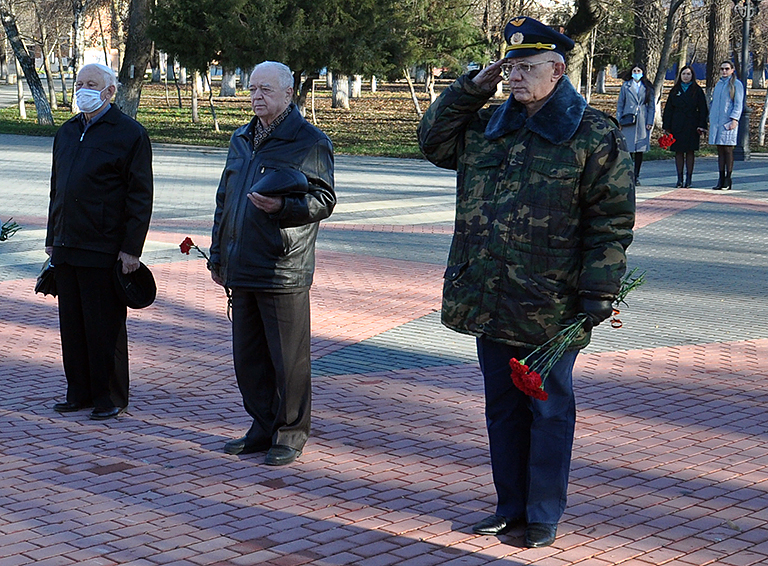 В День неизвестного солдата в белореченском парке Победы возложили цветы к мемориалу воинам-освободителям