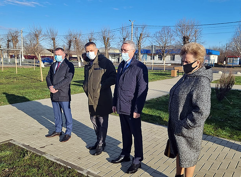 Сегодня очередной день своей региональной недели депутат Госдумы Эдуард Кузнецов начал в селе Великовечном