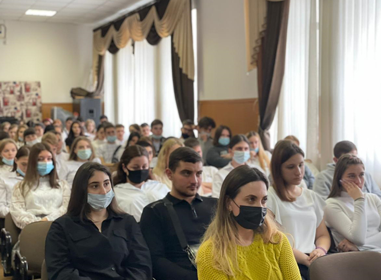 Белореченские студенты кооперативного техникума провели увлекательное занятие по ПДД в стиле театрализованного представления