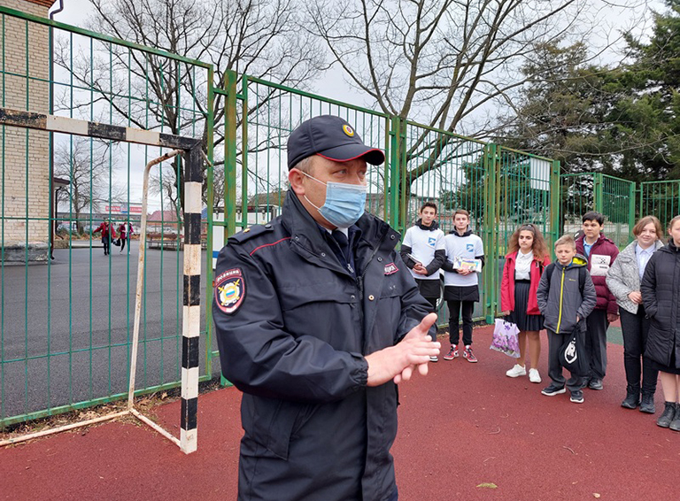 Белореченские полицейские с представителями управления образования, родительского патруля, волонтёрами провели профилактические беседы с молодёжью