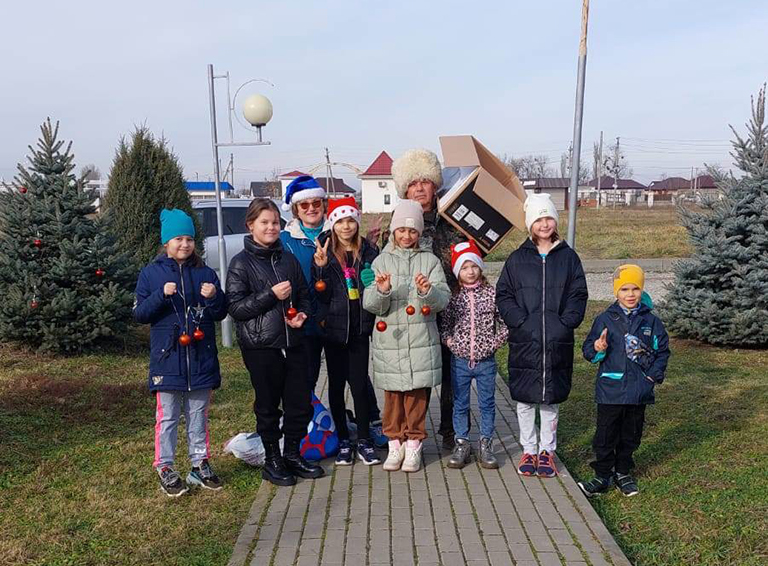 Жители посёлка Родники-1 украшают главную аллею посёлка и детскую площадку