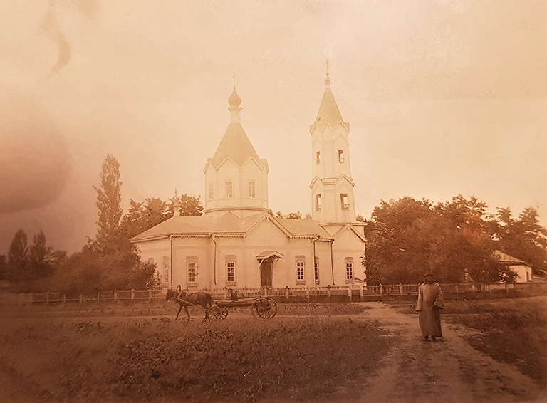 Отец Викторин Станиславский на фоне Покровского храма в ст. Белореченской
