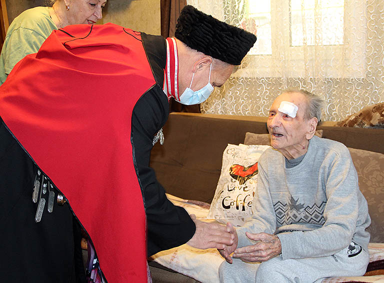 В Белореченске поздравили с 97-летием ветерана Великой Отечественной войны Василия Михайловича Акимова