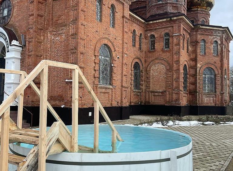 Крещенская купель впервые установлена на территории, прилегающей к Свято-Никольскому храму села Великовечного