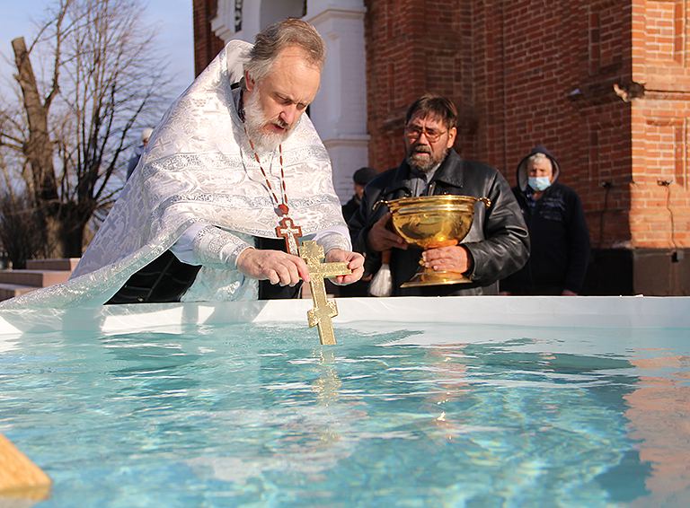 Крещенская купель впервые установлена на территории, прилегающей к Свято-Никольскому храму села Великовечного