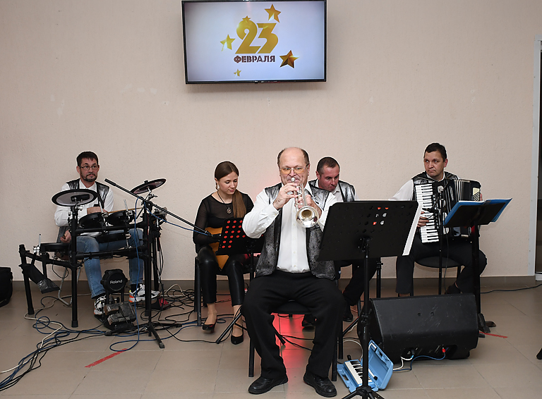 Всем белореченским мужчинам артисты РДК подарили праздничный концерт