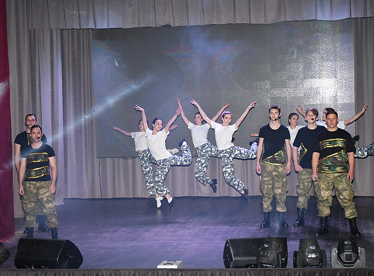 Всем белореченским мужчинам артисты РДК подарили праздничный концерт