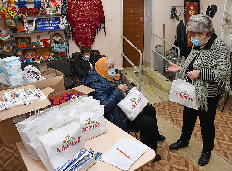 Галина Колесникова, сама инвалид, на костылях едва добралась до офиса организации ВОИ, но взяла на себя обязанность доставить гуманитарную помощь ещё пятерым товарищам по организации