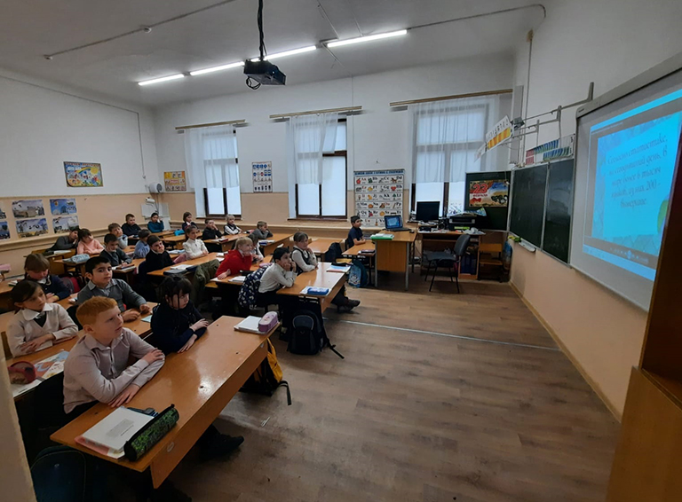 Масштабно и ярко в школе №15 посёлка Верхневеденеевского отметили Международный день родного языка
