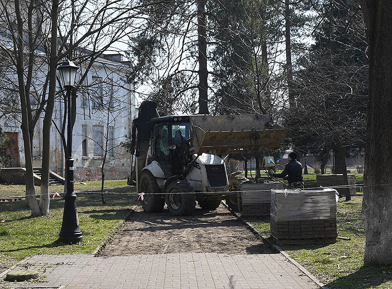 В Белореченске продолжаются работы по благоустройству железнодорожного парка