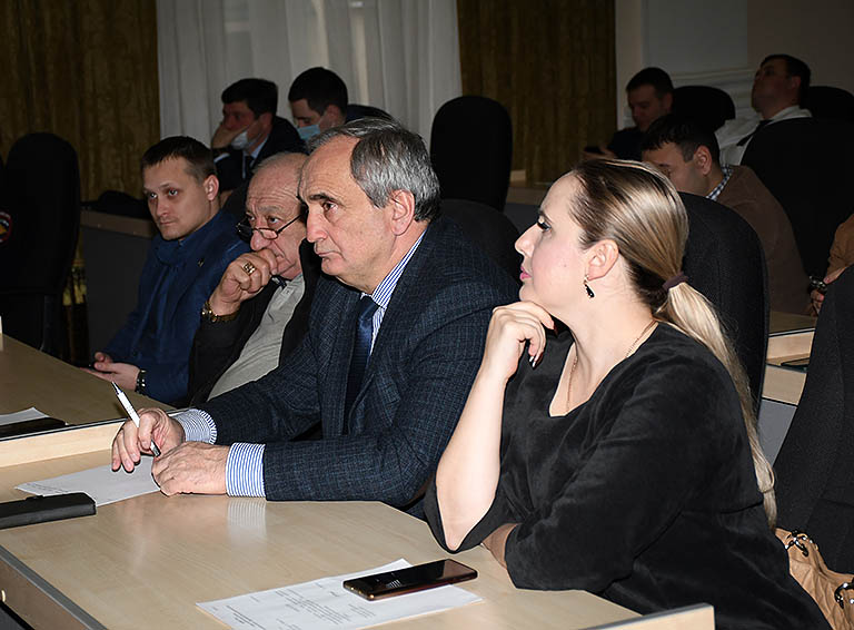 Сегодня глава Белореченского района Александр Шаповалов выступил на сессии районного Совета с докладом о работе администрации в 2021 году