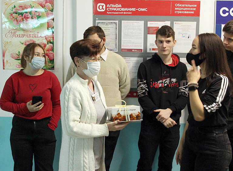 Адресные поздравления виновницам торжества от молодежи города Белореченска