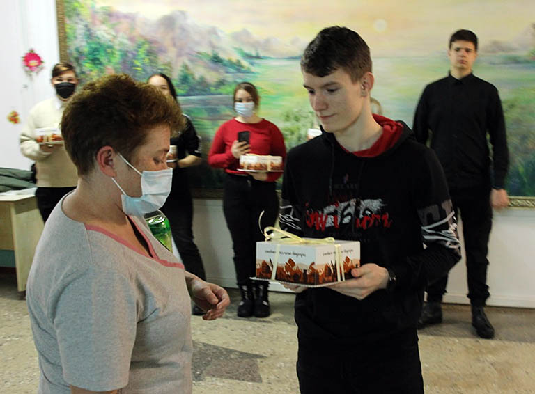 Адресные поздравления виновницам торжества от молодежи города Белореченска